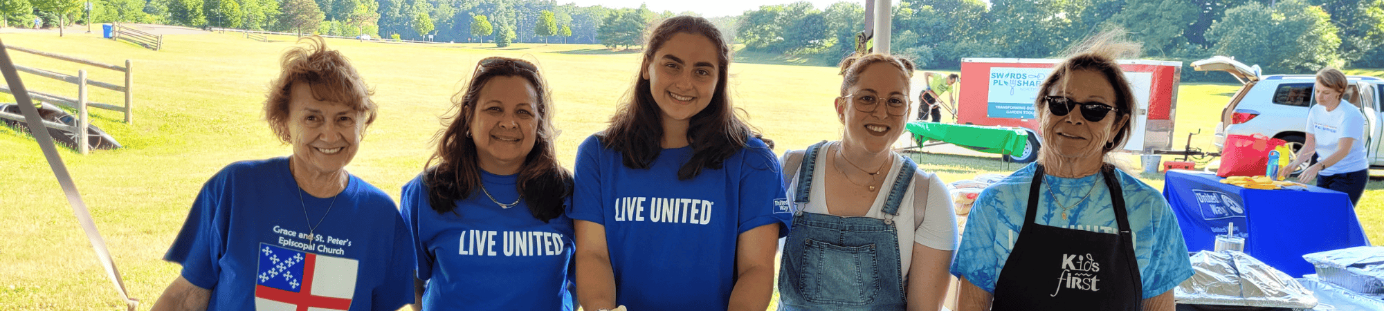 volunteers serving food togther